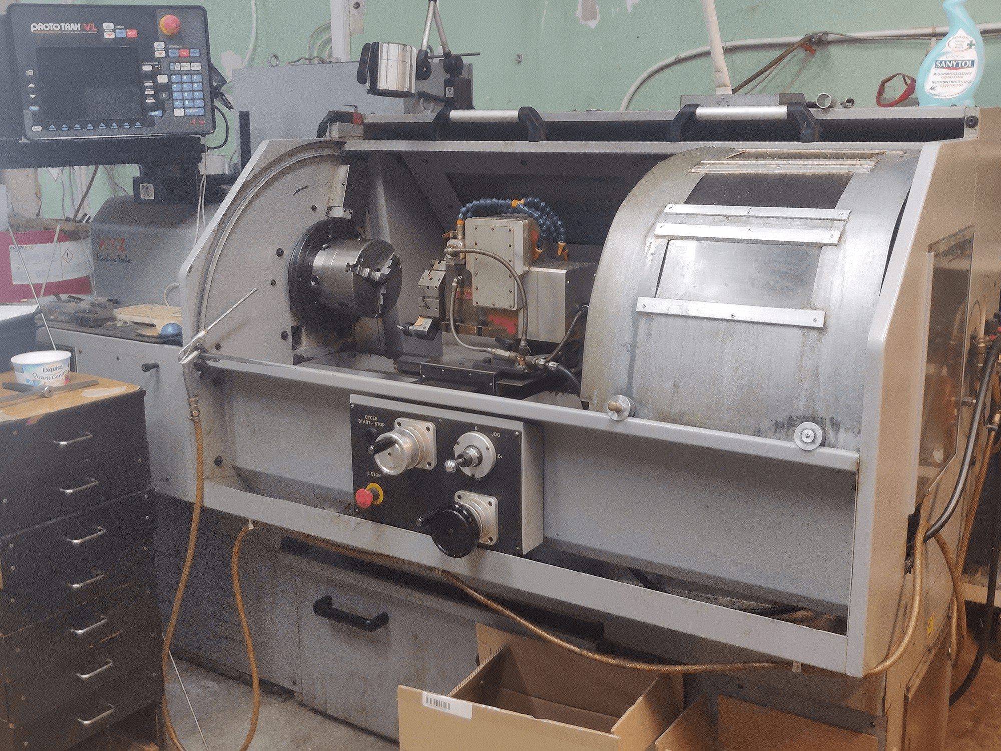 Linkerzijdeaanzicht van XYZ VL355 machine