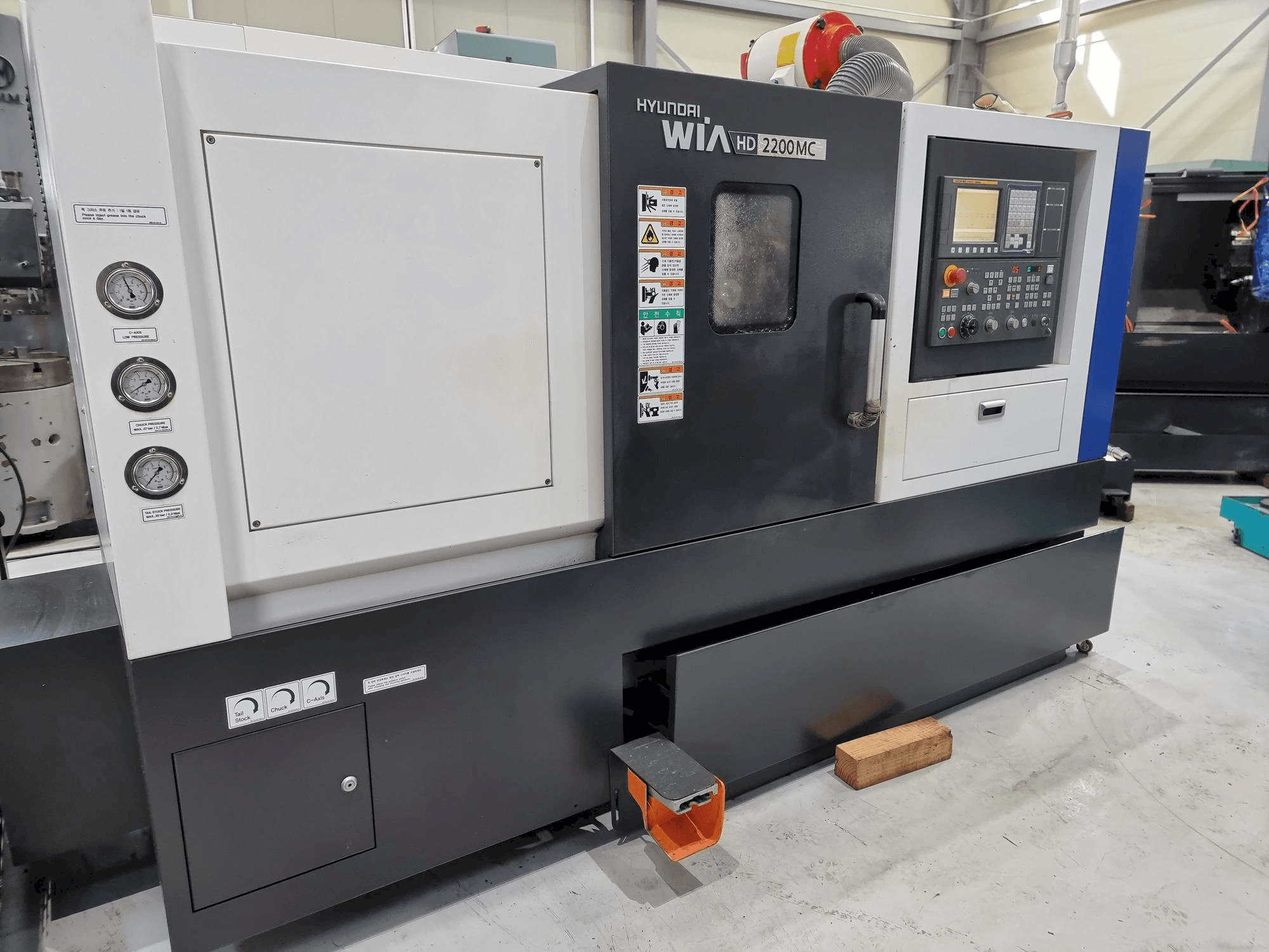 Vooraanzicht van Hyundai Wia HD 2200 MC machine