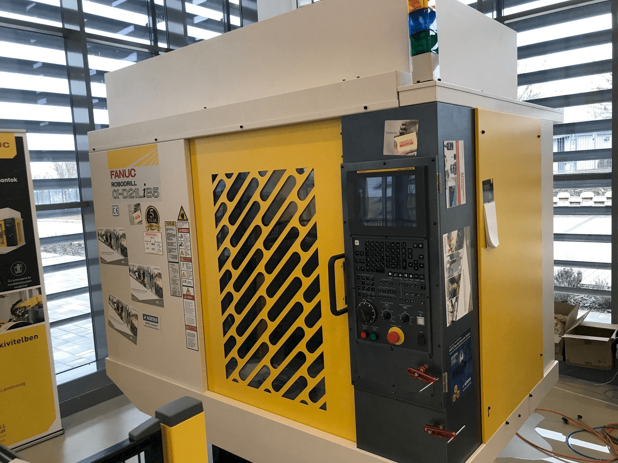 Vooraanzicht van FANUC Robodrill Alpha D21LIB5 machine