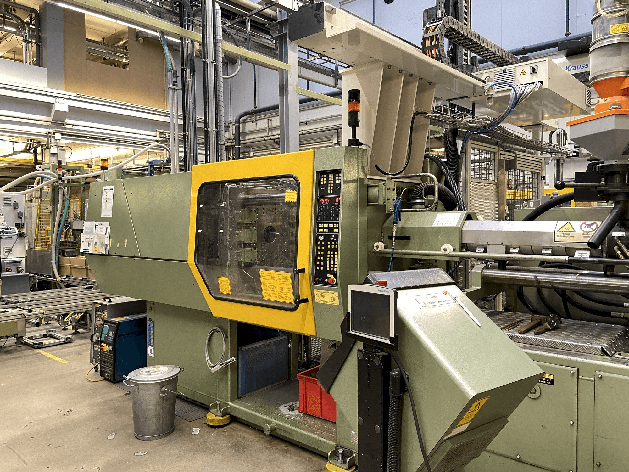 Vooraanzicht van Netstal Synergy 1500K/460 machine