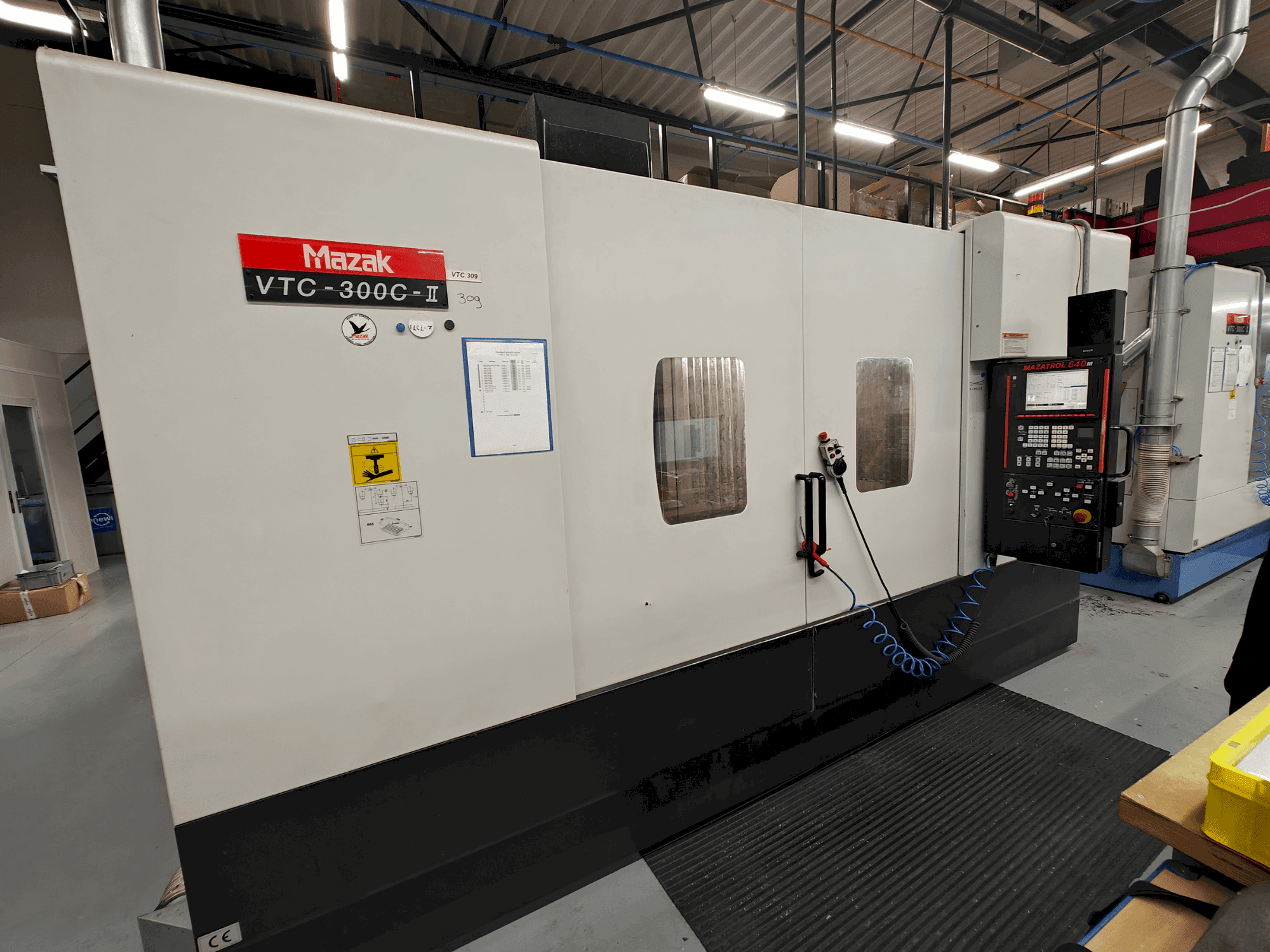 Vooraanzicht van Mazak VTC-300C machine