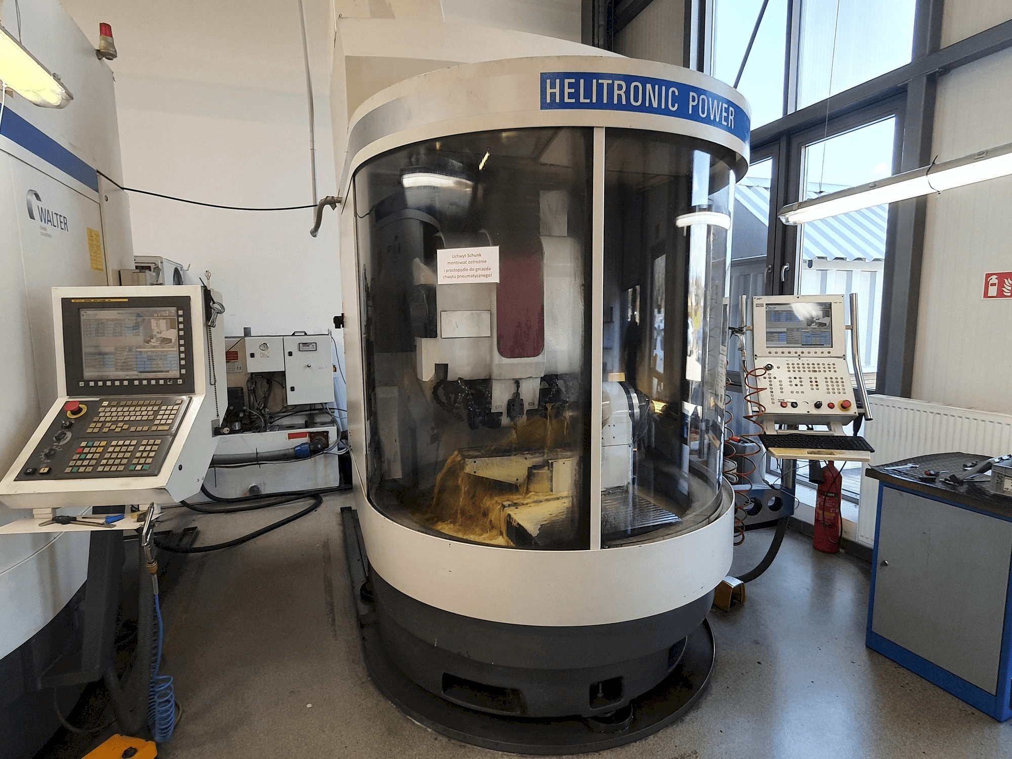 Vooraanzicht van Walter Helitronic Power machine