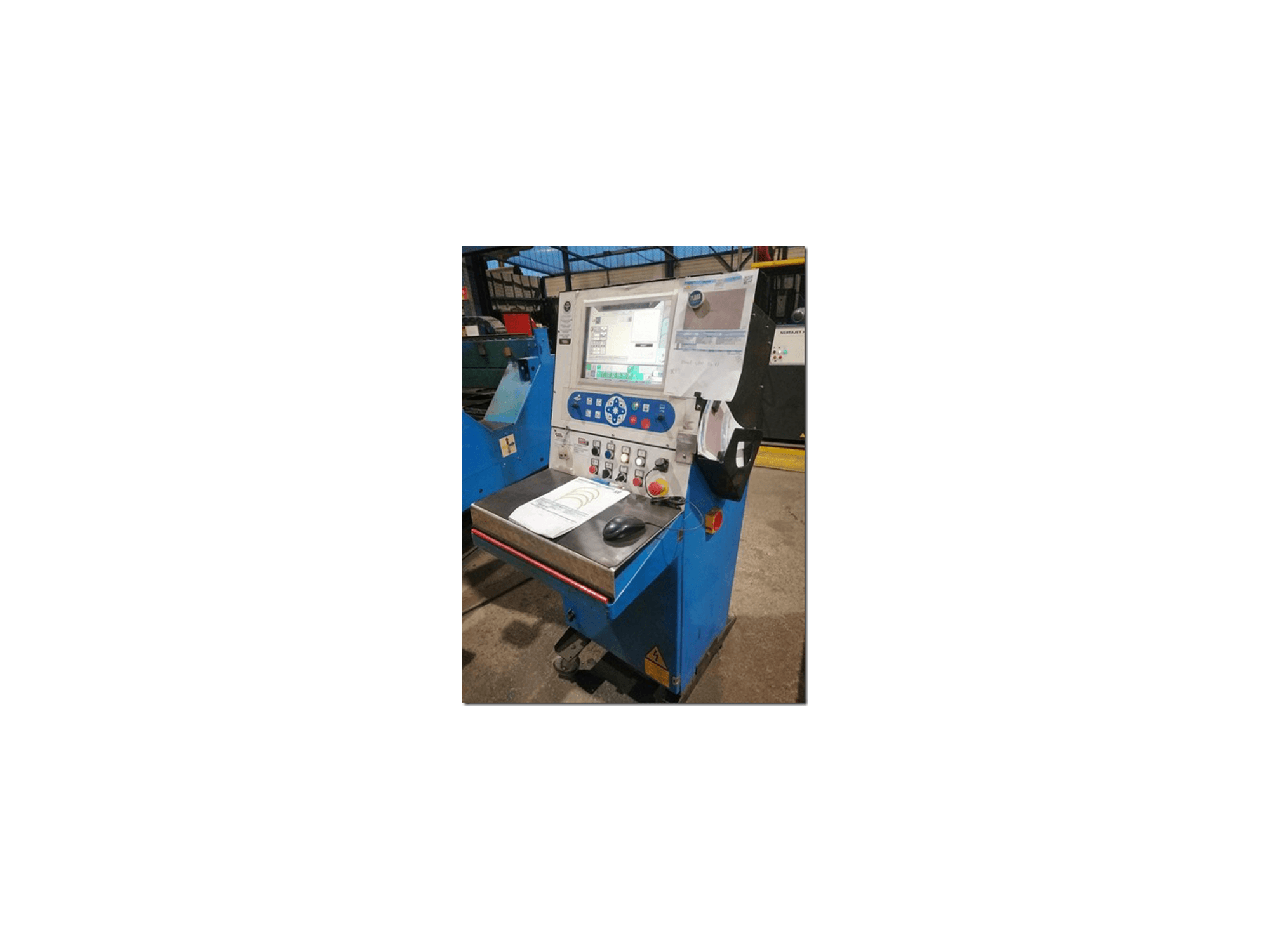 Bedieningspaneel van een industriële machine met een scherm, knoppen en een muis, gezien vanaf de voorkant. Blauwe behuizing met veiligheidsmarkeringen.