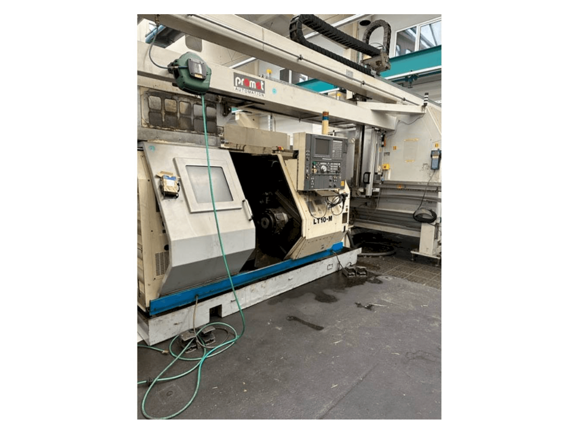 Vooraanzicht van Okuma LT10 machine