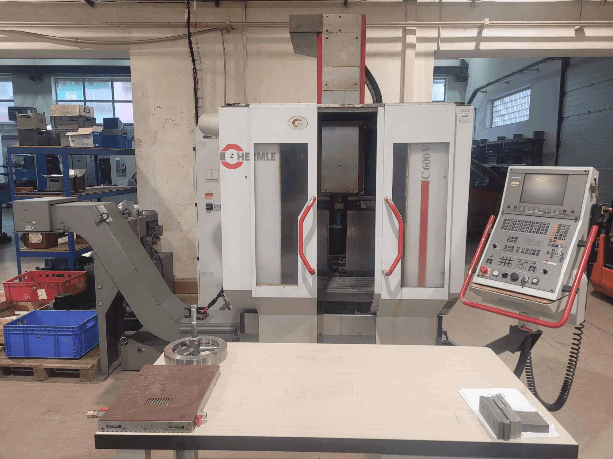 Vooraanzicht van HERMLE C 600 V machine