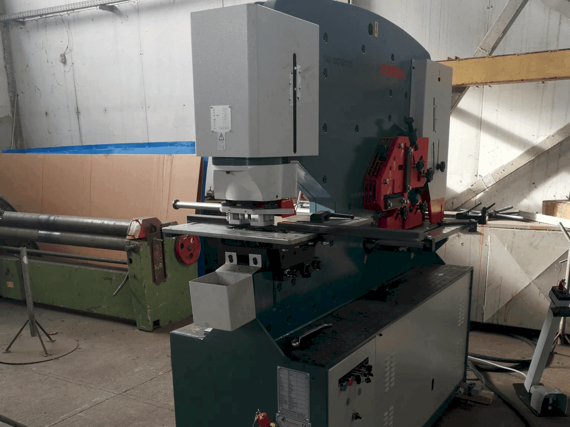 Vooraanzicht van Durma IW 80/150 BTD machine
