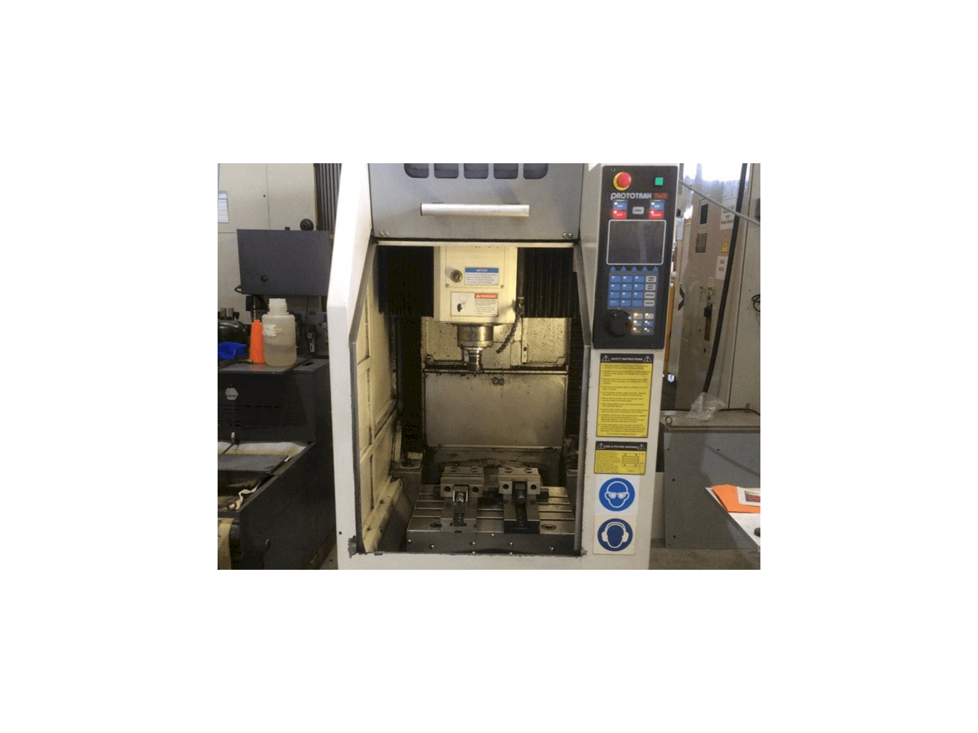 Vooraanzicht van XYZ 2-OP machine