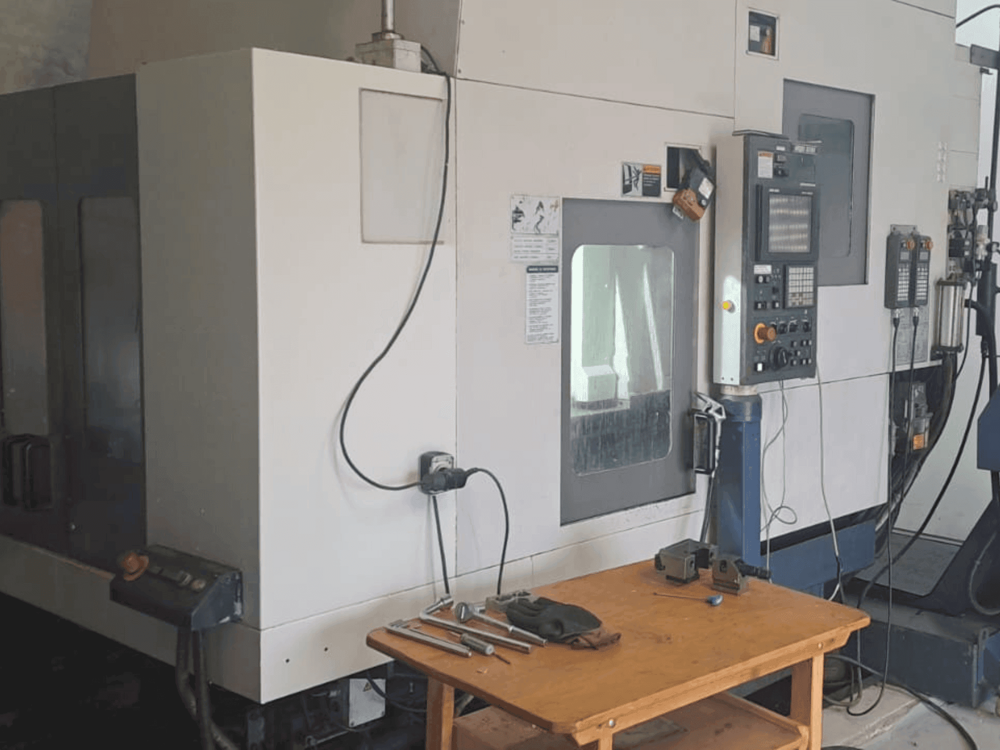 Vooraanzicht van MORI SEIKI CV-500 machine