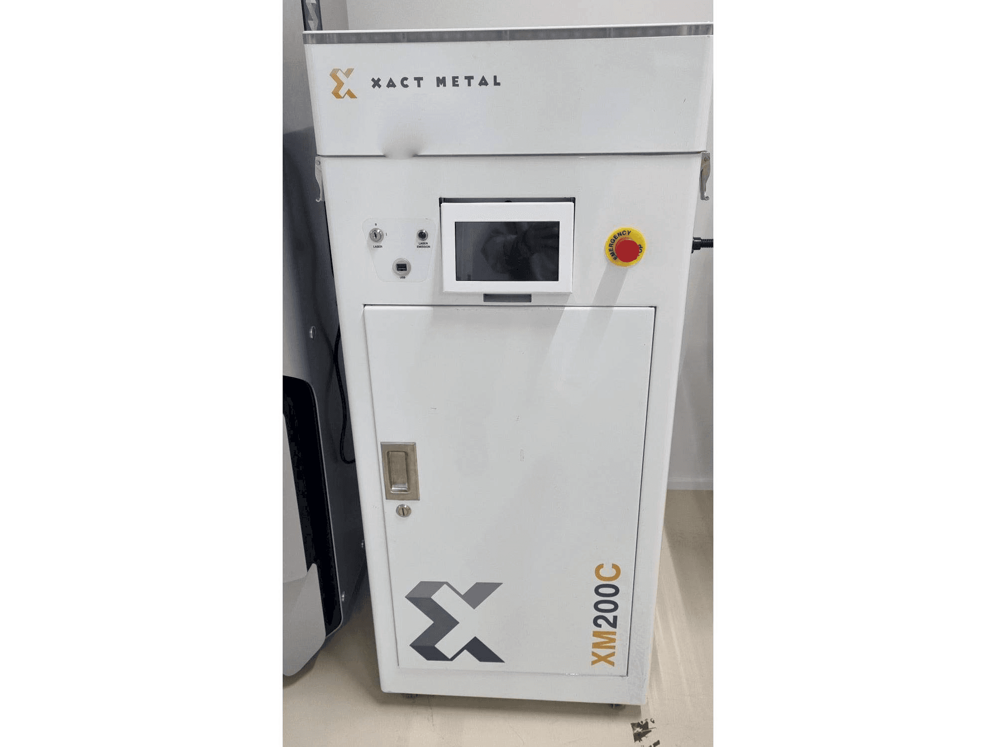 Vooraanzicht van XACT METAL XM200C-E machine