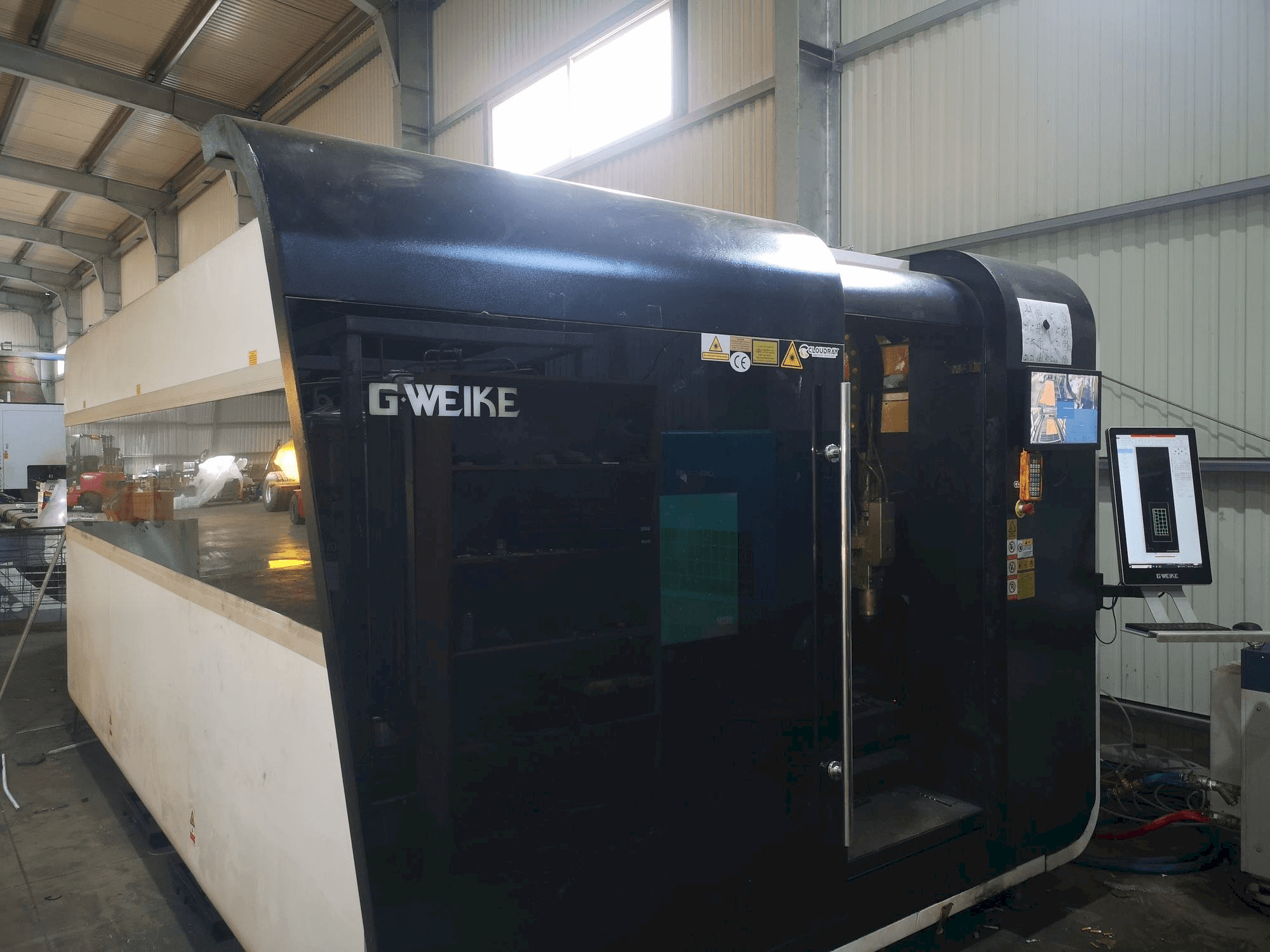 Vooraanzicht van GWEIKE LF 3015 GA CNC machine