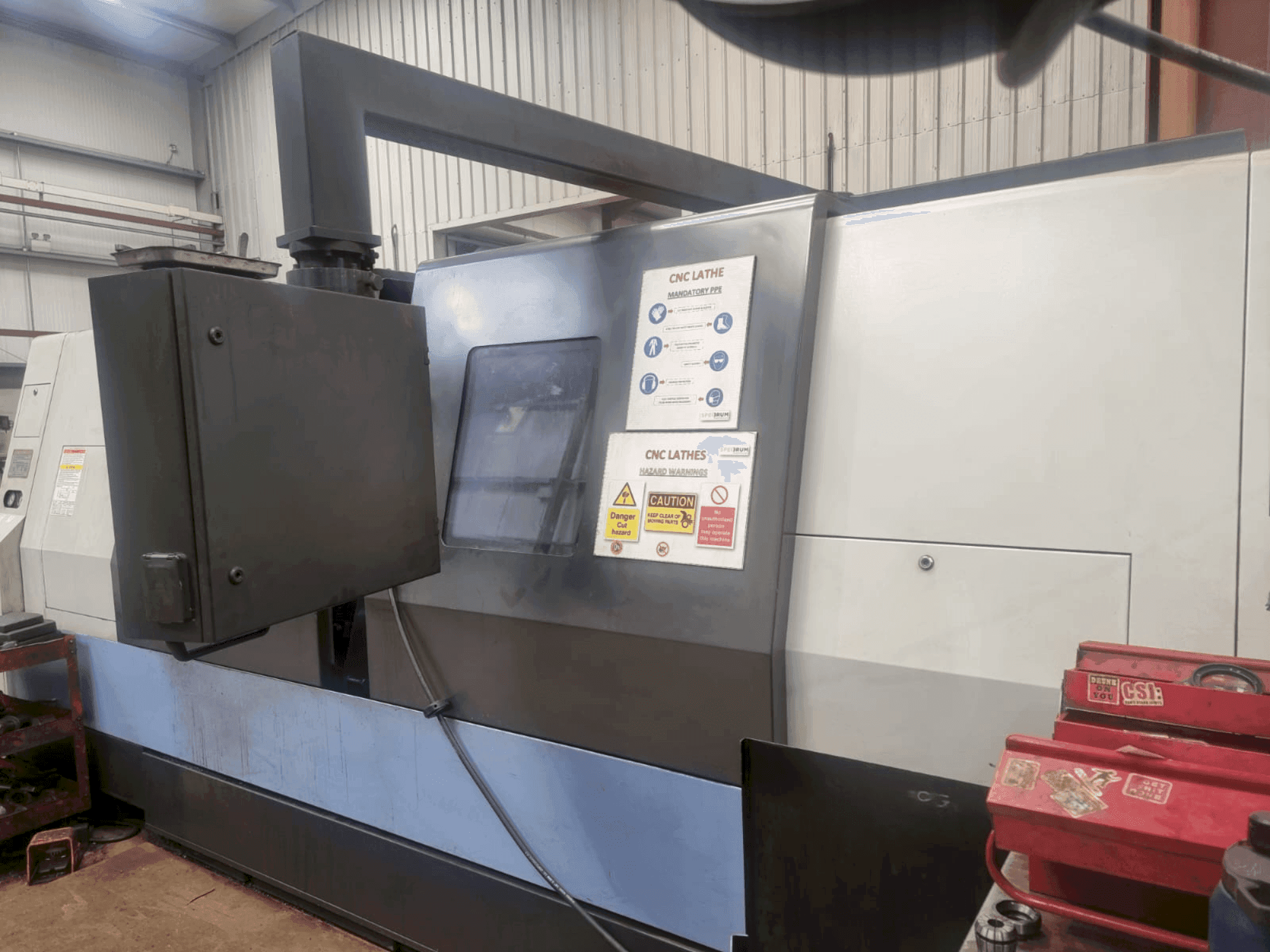 Vooraanzicht van DOOSAN Puma 400LM machine