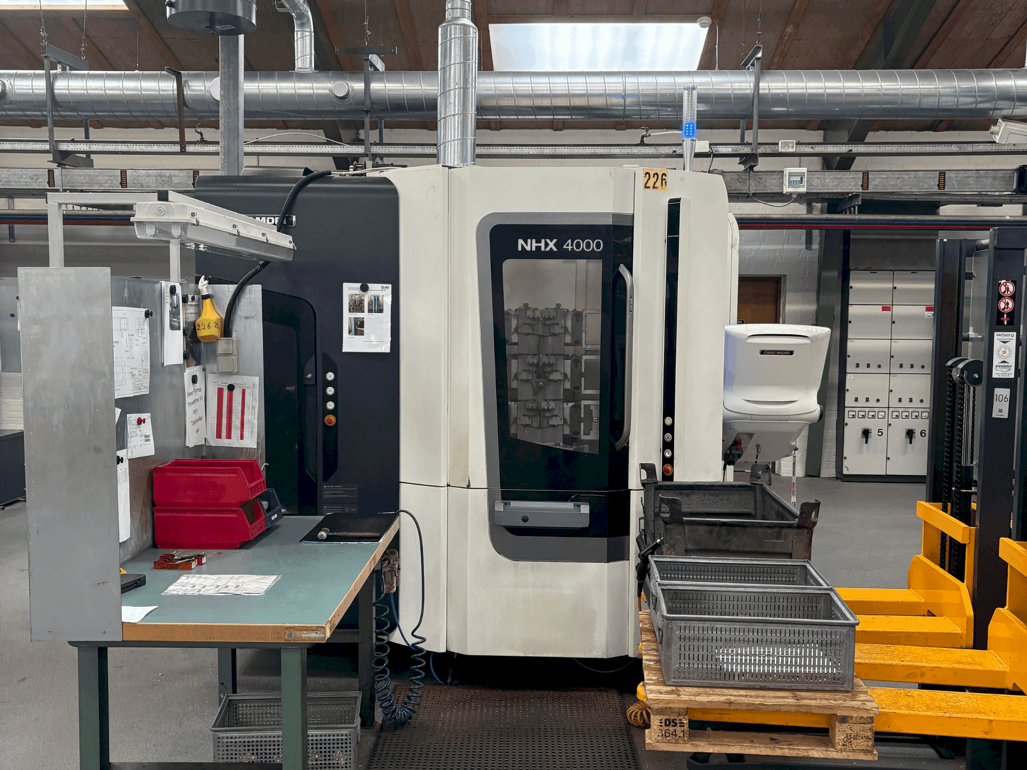 Recht aanzicht van DMG MORI NHX 4000 machine