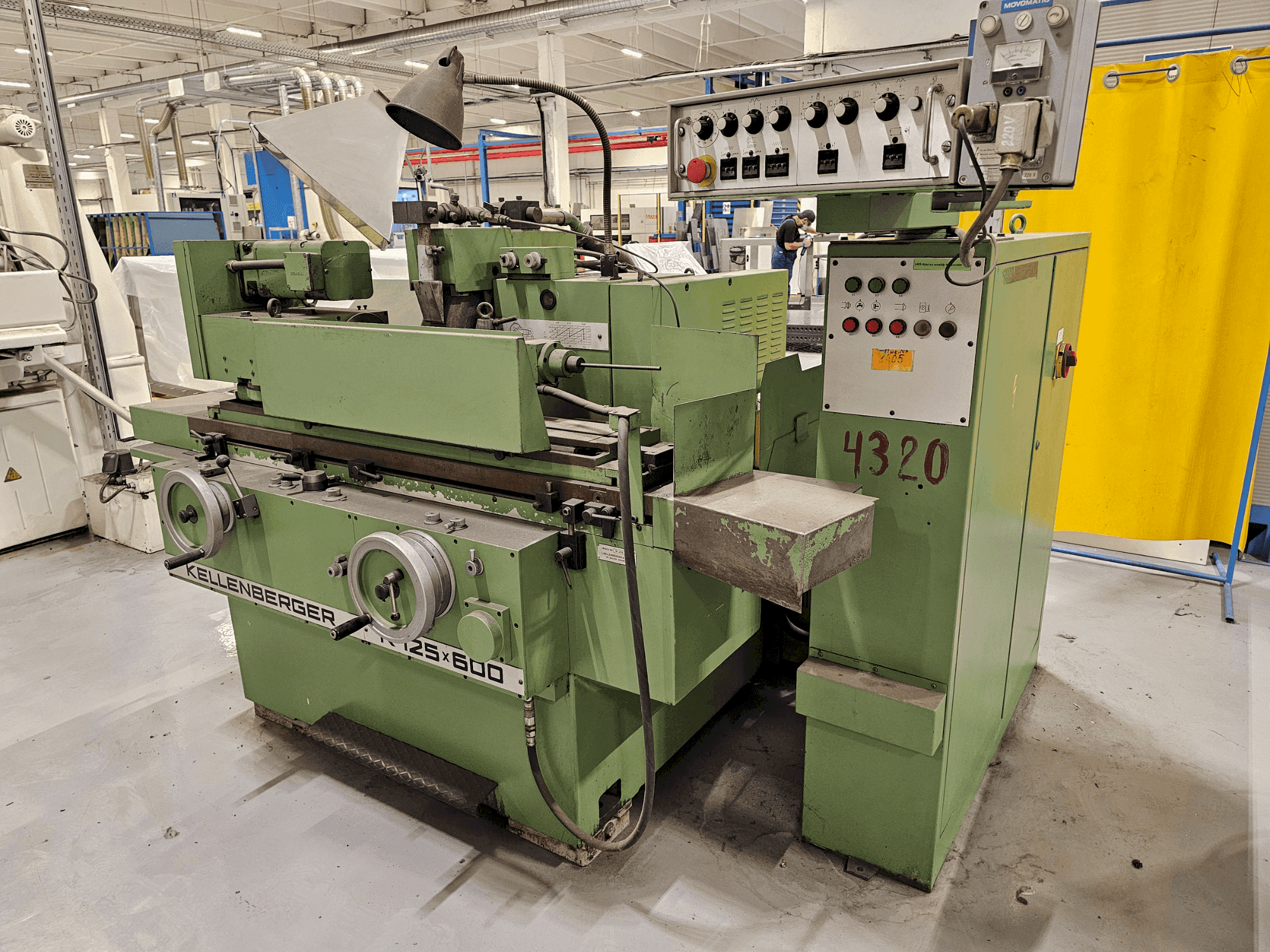 Vooraanzicht van KELLENBERGER R125 x 600 machine