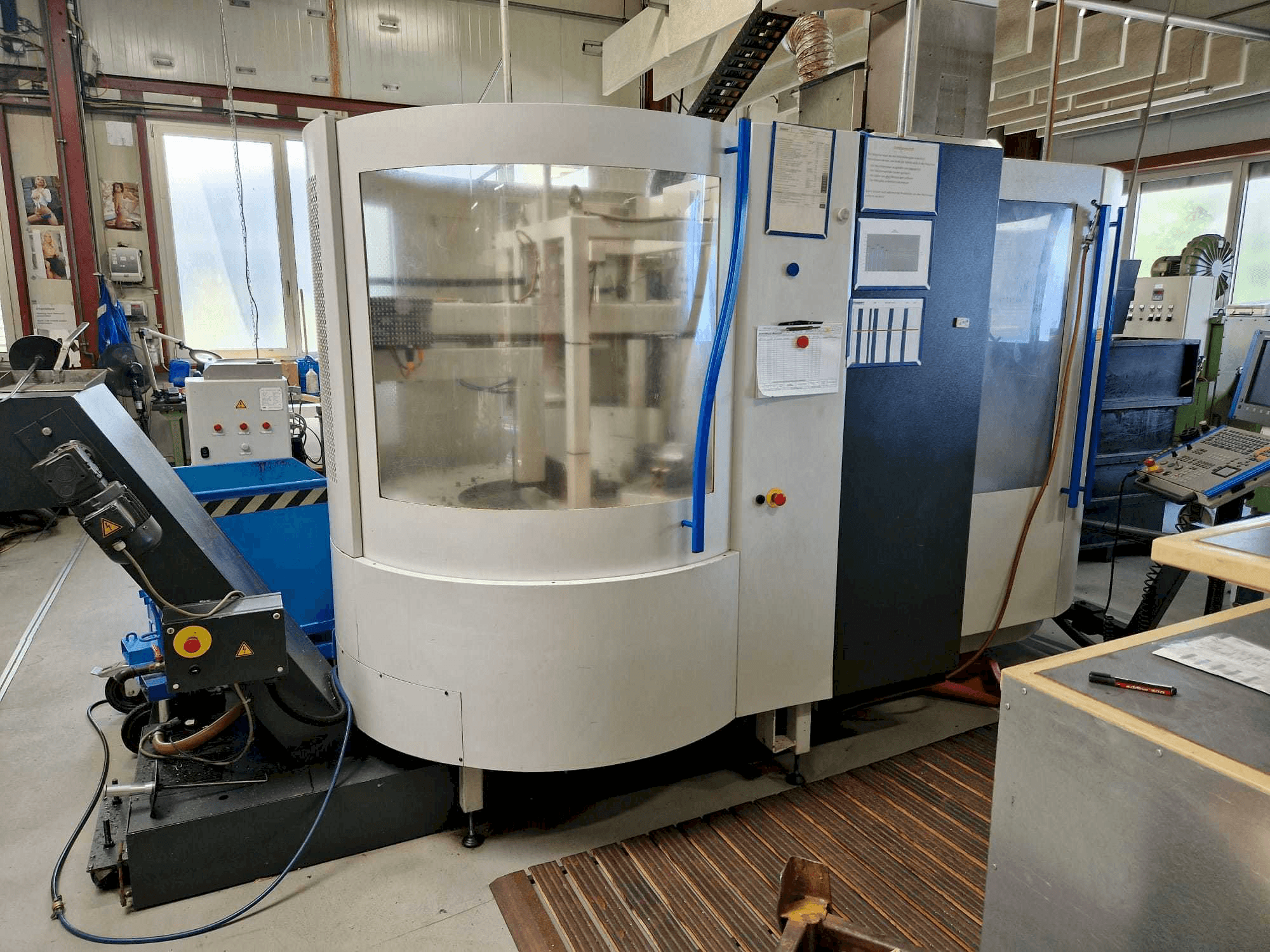 Vooraanzicht van MIKRON UCP600 Vario machine