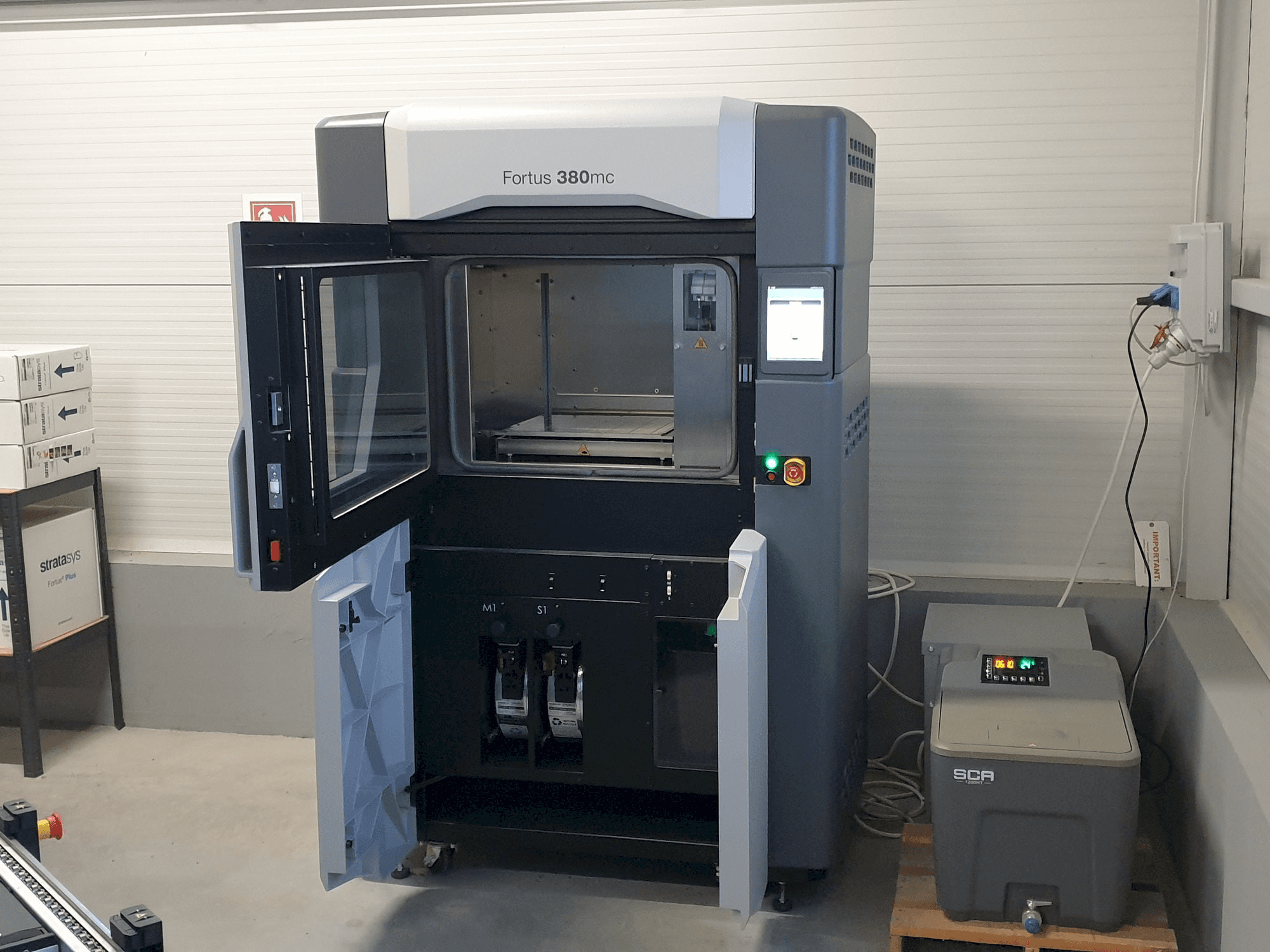 Vooraanzicht van Stratasys Fortus 380mc machine