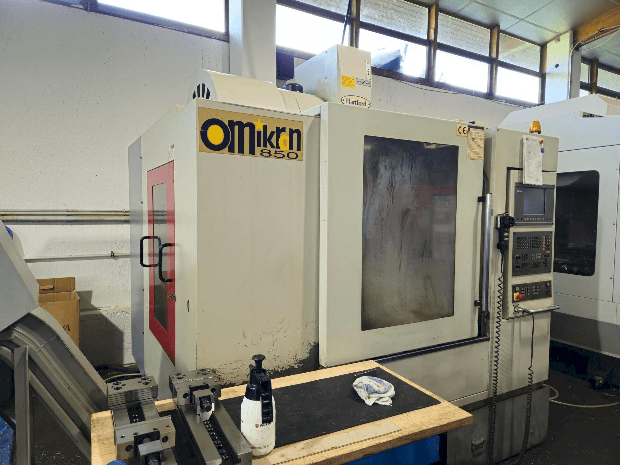 Vooraanzicht van Hartford VMC 850AP machine