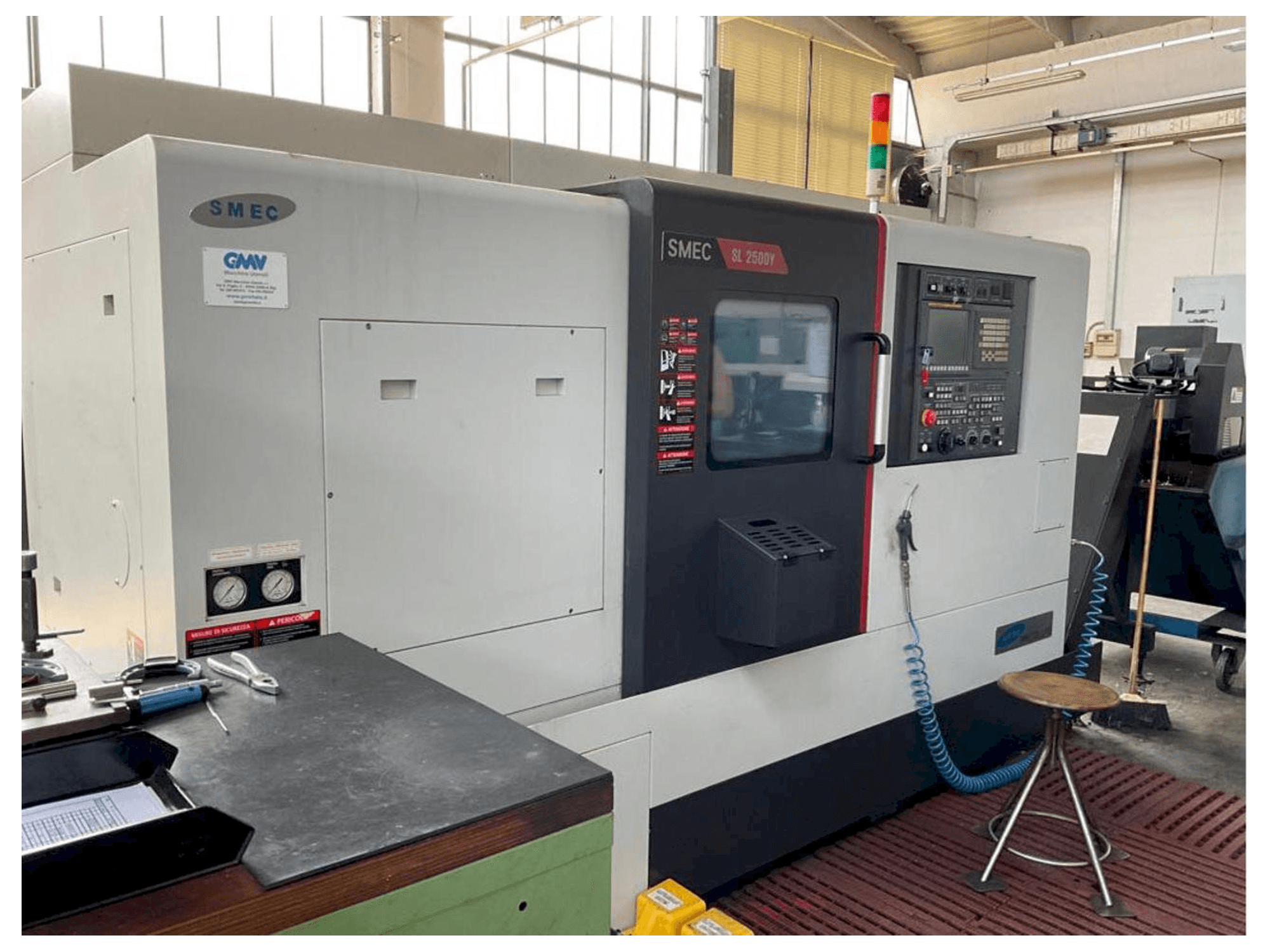 Vooraanzicht van SMEC SL-2500Y machine