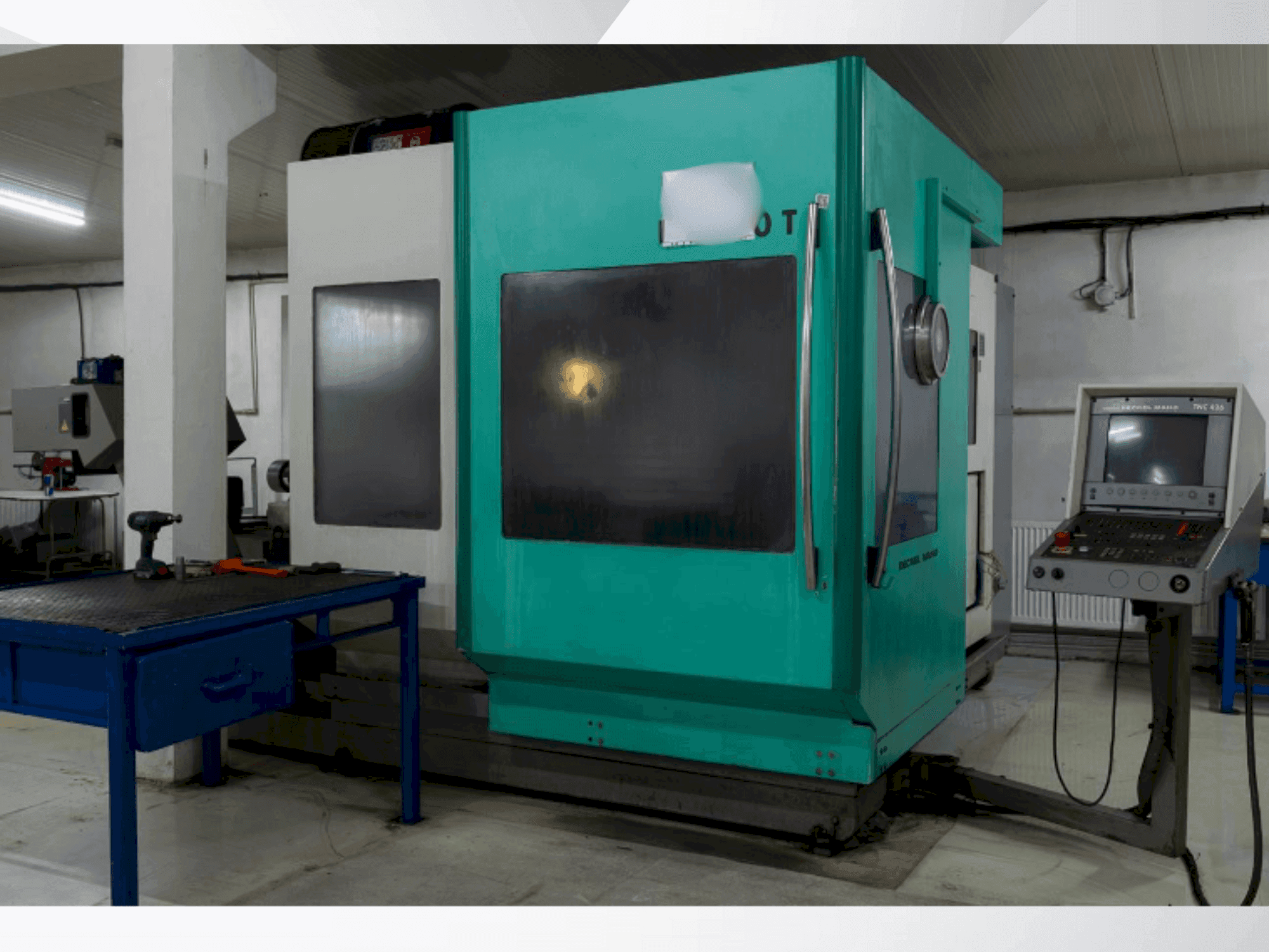 Vooraanzicht van DECKEL MAHO DMU 80T machine