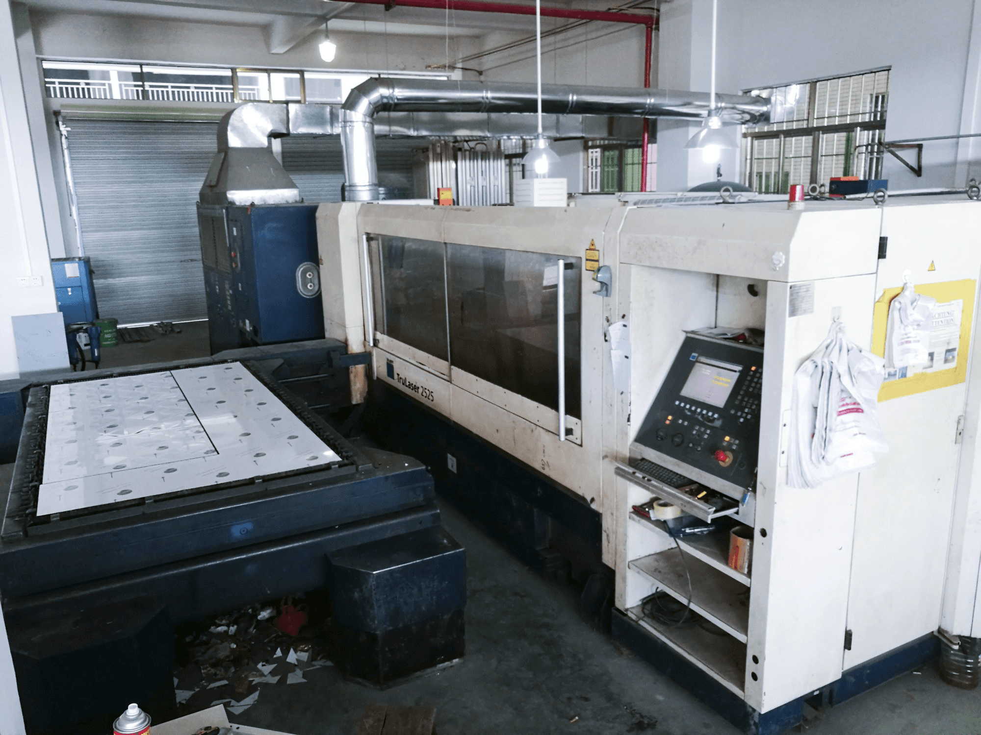 Recht aanzicht van Trumpf TruLaser 2525 machine