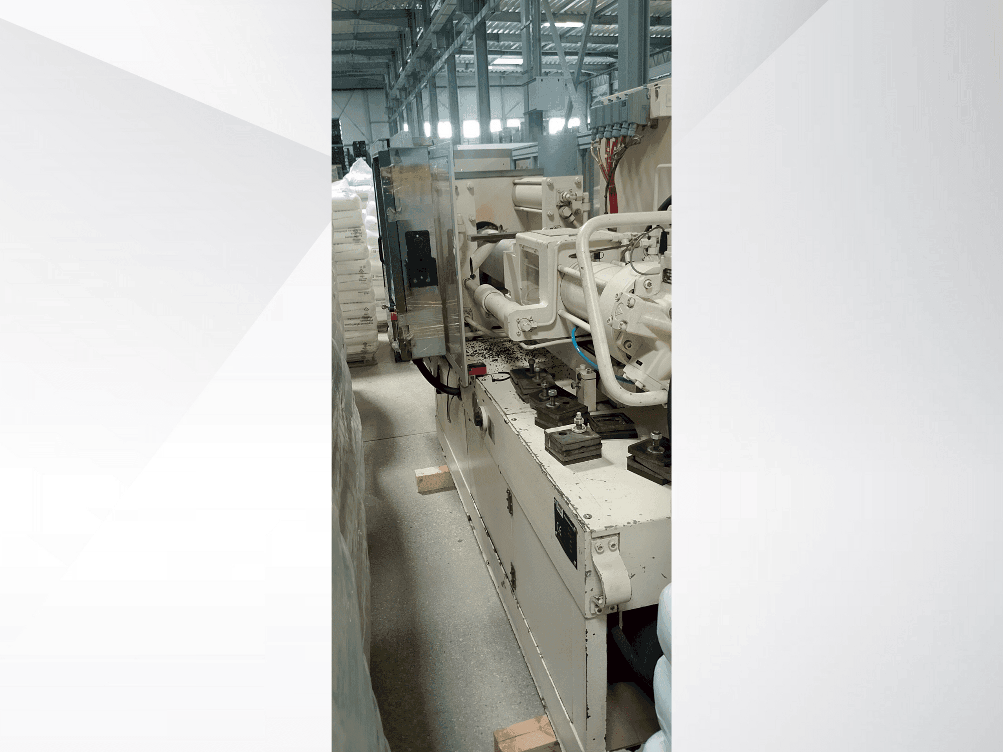 Zijaanzicht van Krauss Maffei 340 c2/80 machine