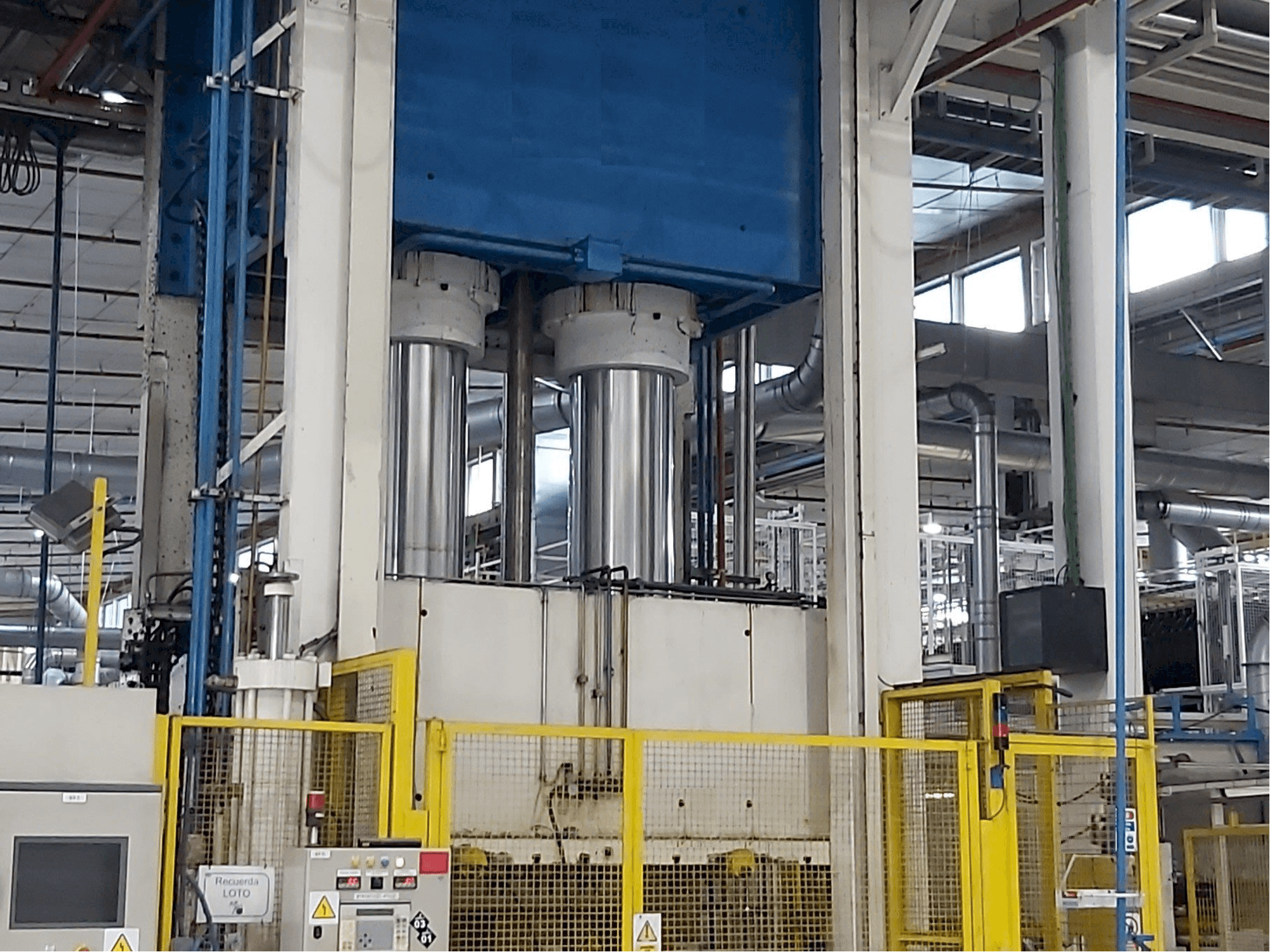 Vooraanzicht van Pinette 1500 Ton machine