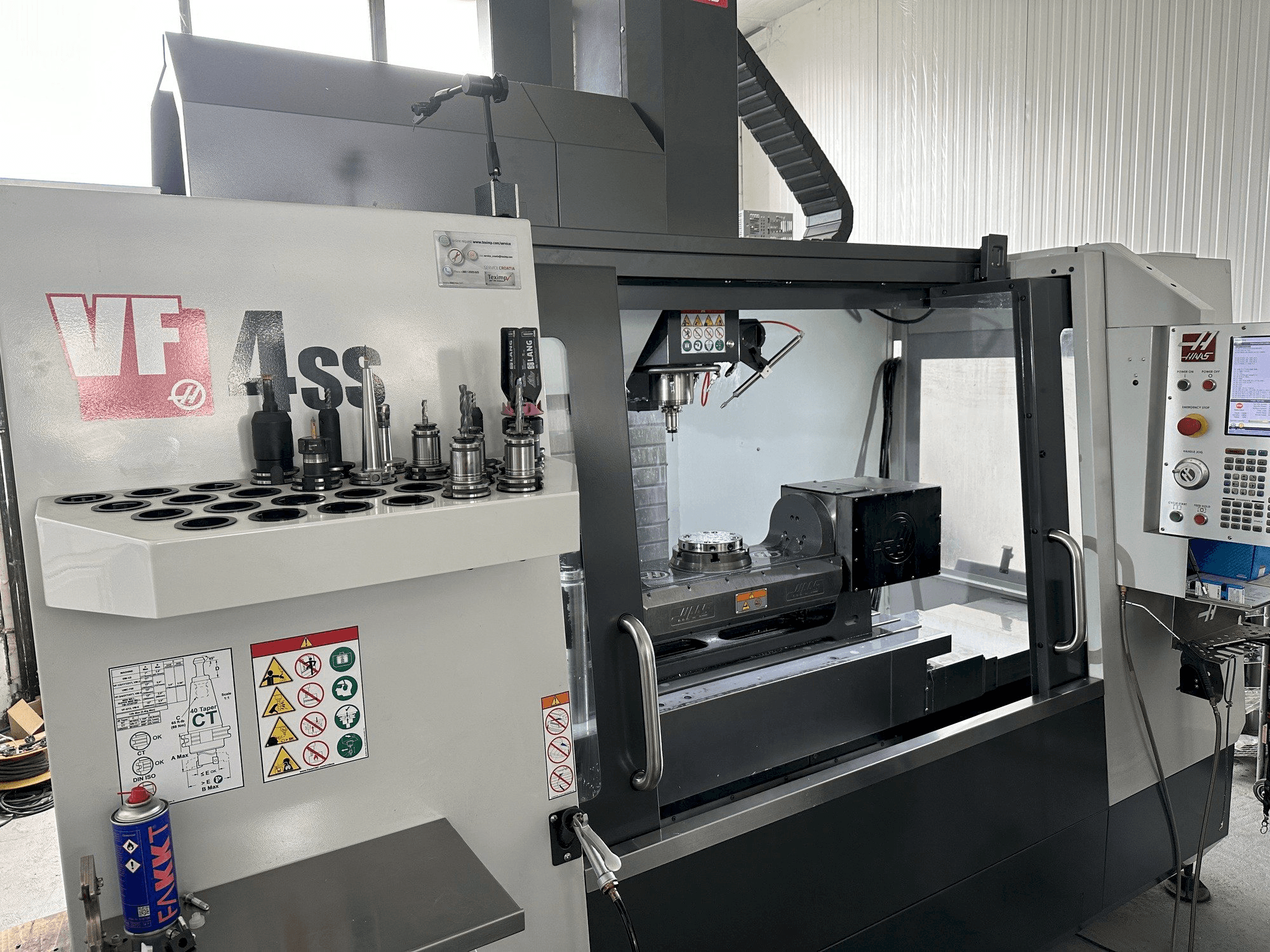 Links zicht van HAAS VF-4SS machine
