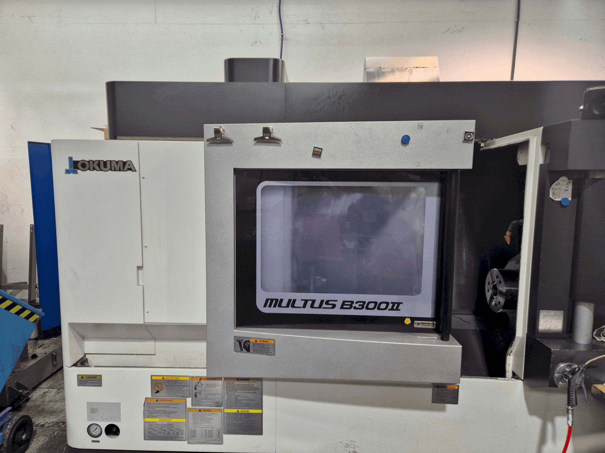 Vooraanzicht van Okuma Multus B300 II machine