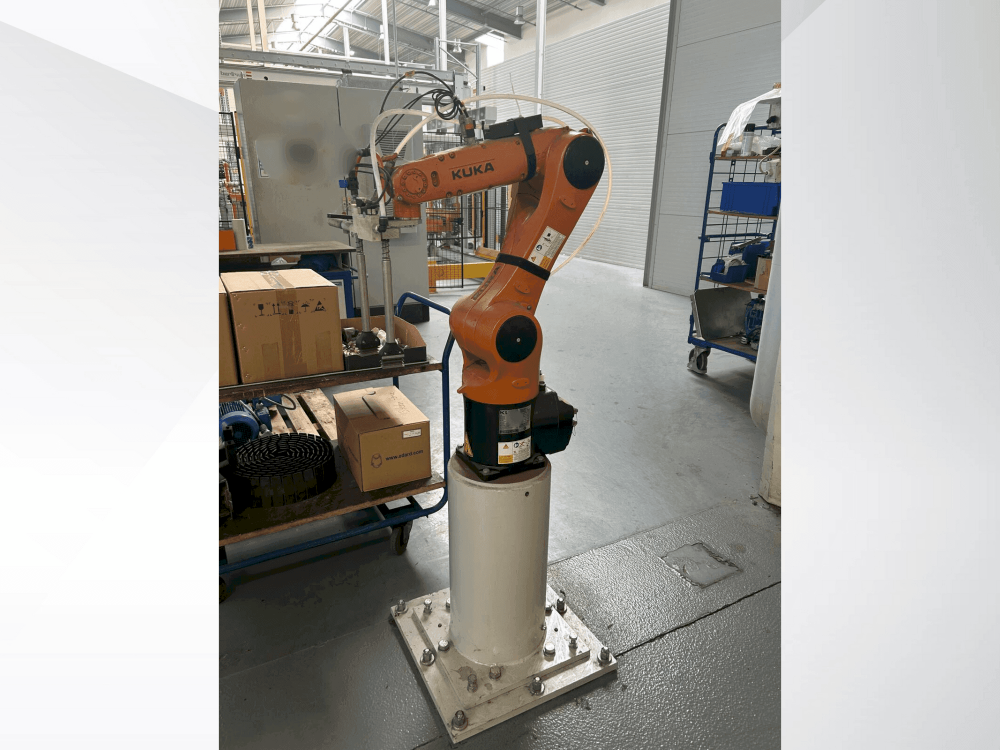 Vooraanzicht van KUKA KR 6 R900 fivve machine
