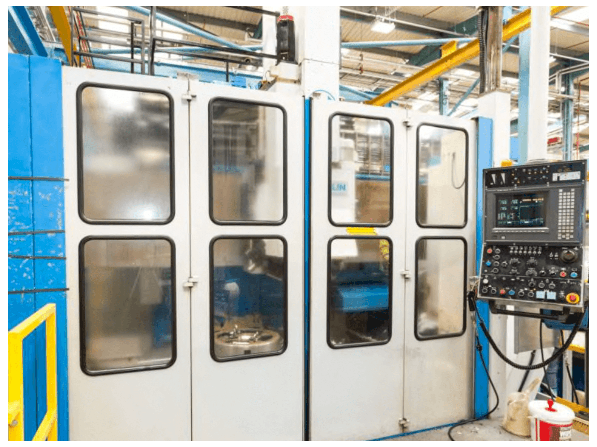 Vooraanzicht van TOS SKIQ 20 CNC machine