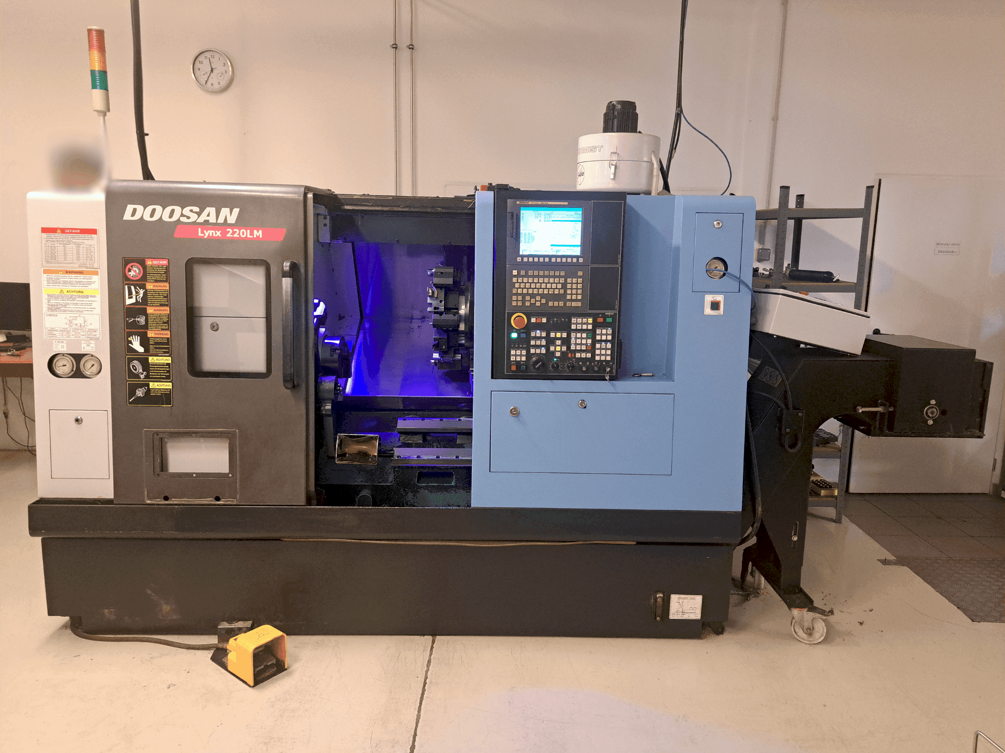 Vooraanzicht van DOOSAN LYNX 220LMA machine