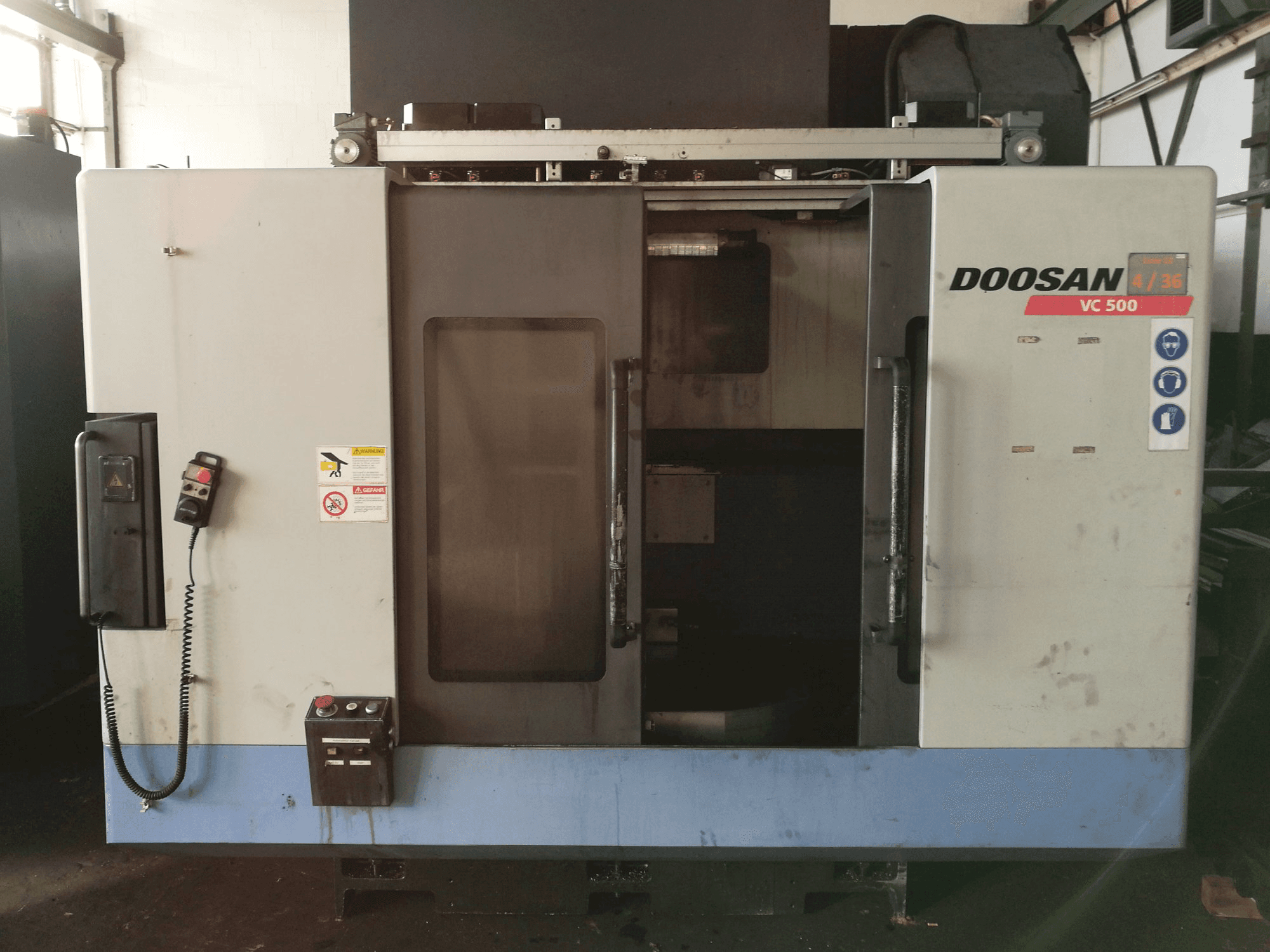 Vooraanzicht van Doosan VC 500 machine