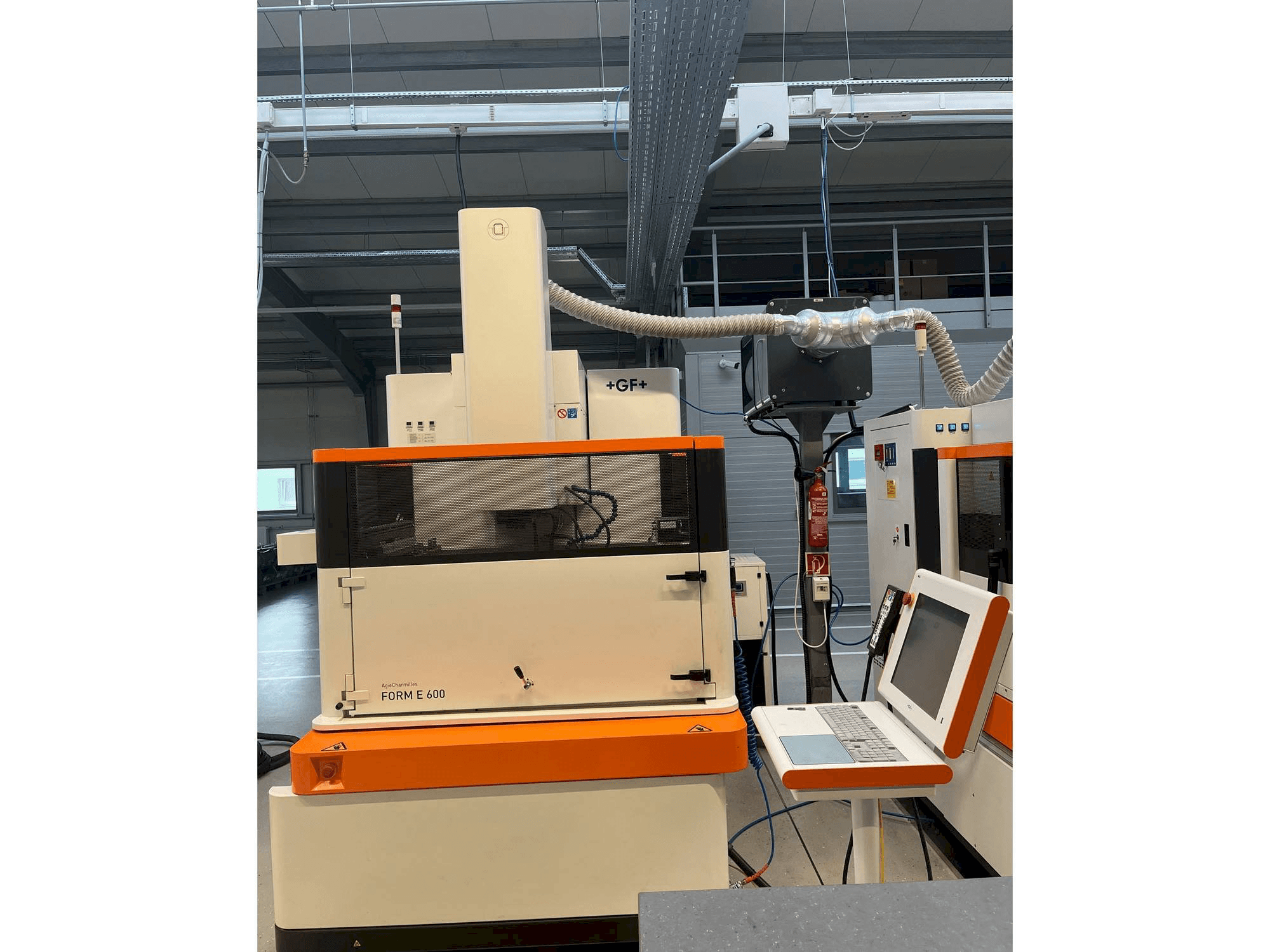 Vooraanzicht van +GF+ Form E600 machine