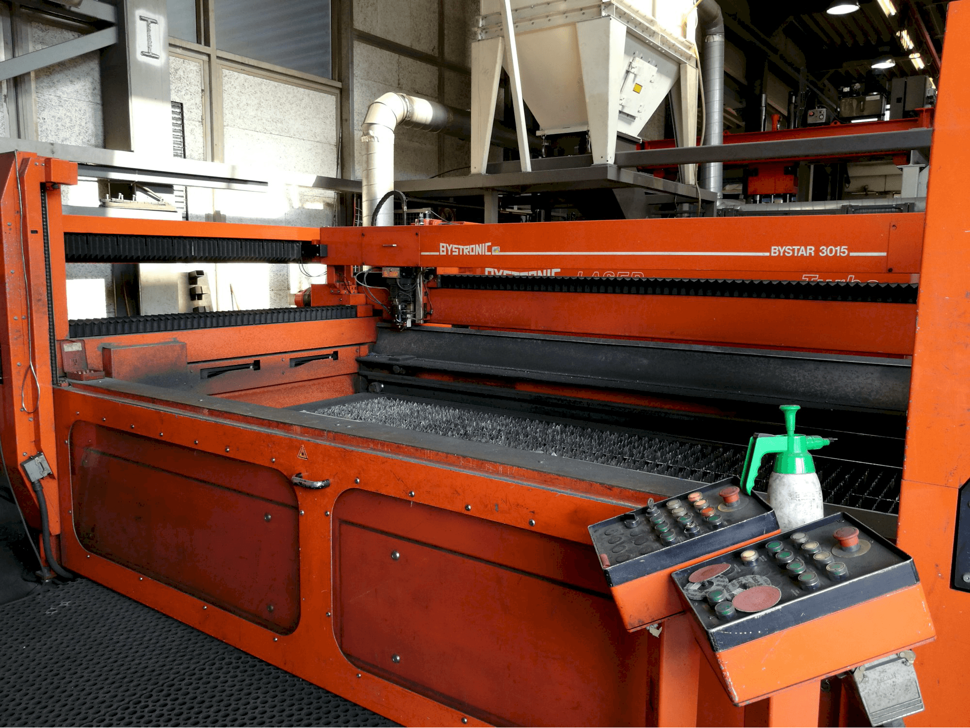 Recht aanzicht van Bystronic Bystar 3015 machine