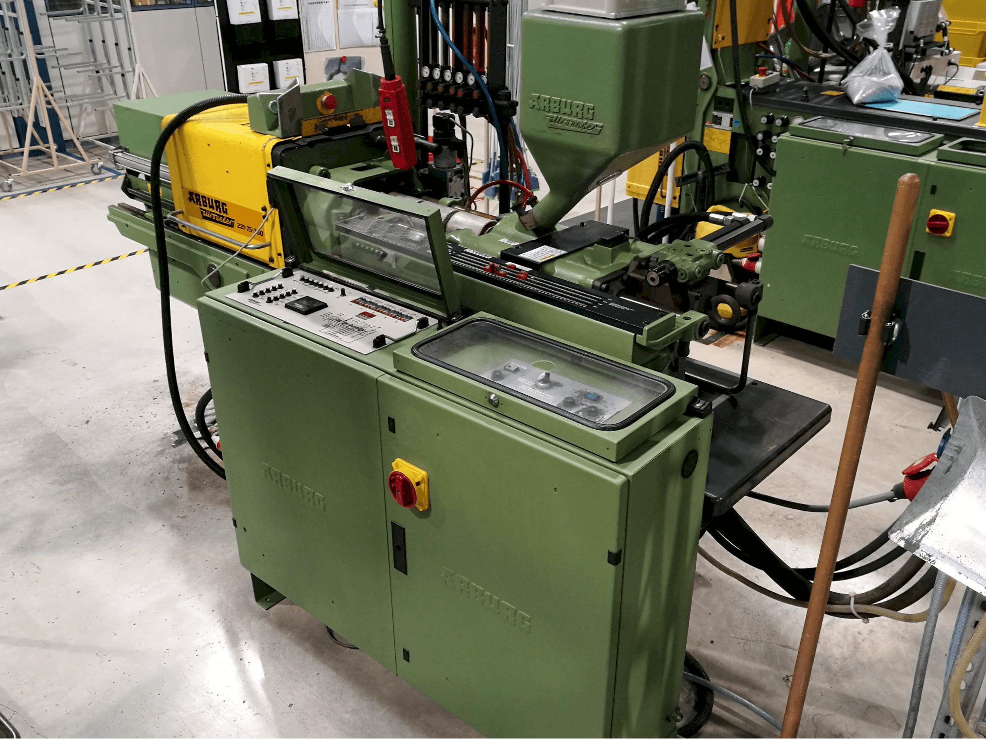 Recht aanzicht van Arburg Allrounder 221-75-350 machine