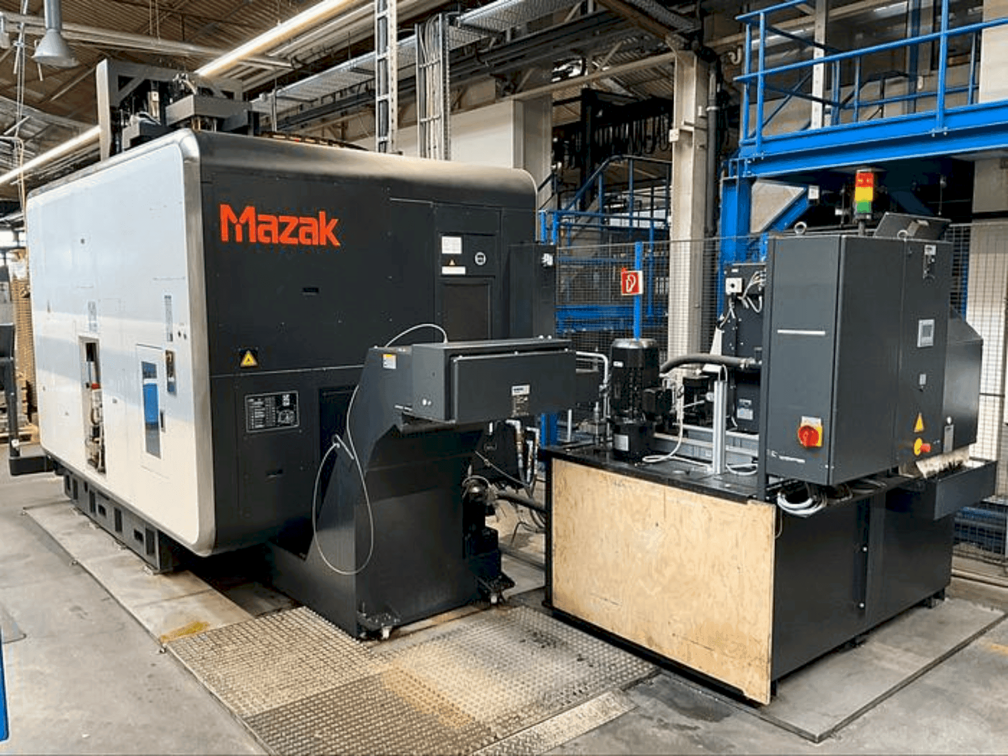 Vooraanzicht van Mazak VARIAXIS i-700 machine