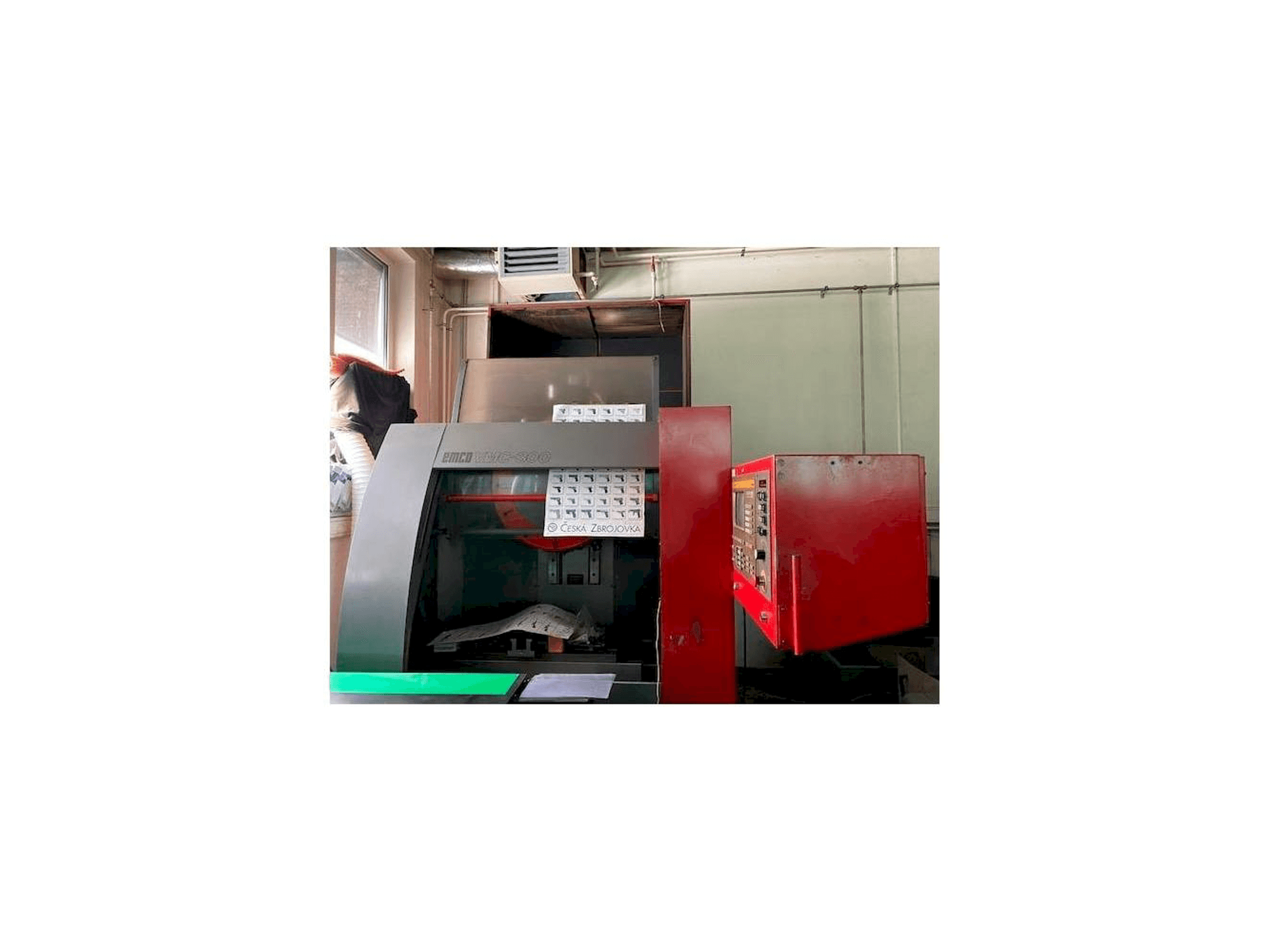 Vooraanzicht van EMCO VMC 300 machine