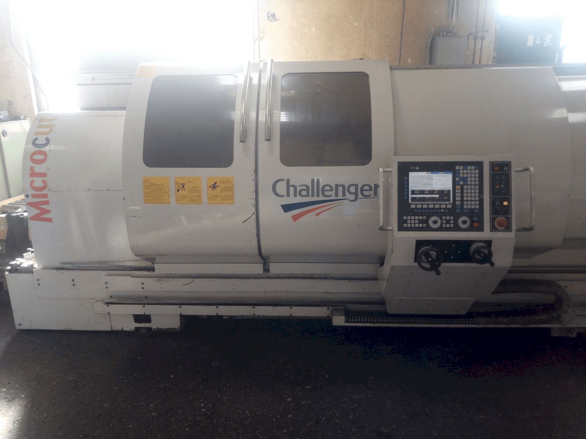 Vooraanzicht van MICROCUT BNC 2280 machine