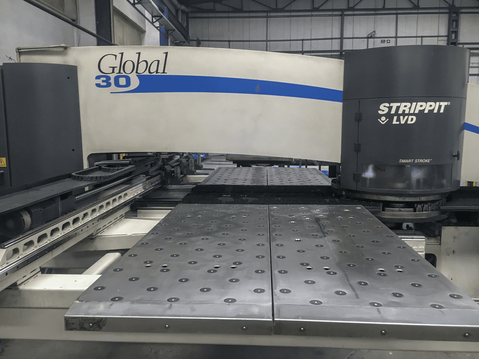 Vooraanzicht van LVD STRIPPIT Global 30 1525 machine