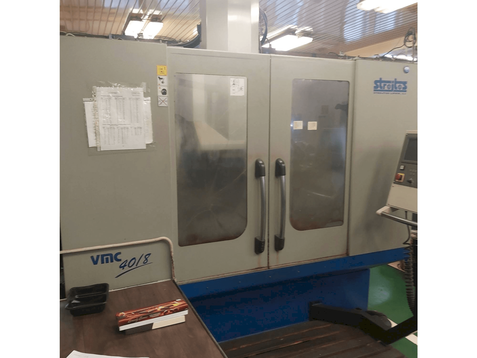 Vooraanzicht van Strojtos VMC 40/8 machine