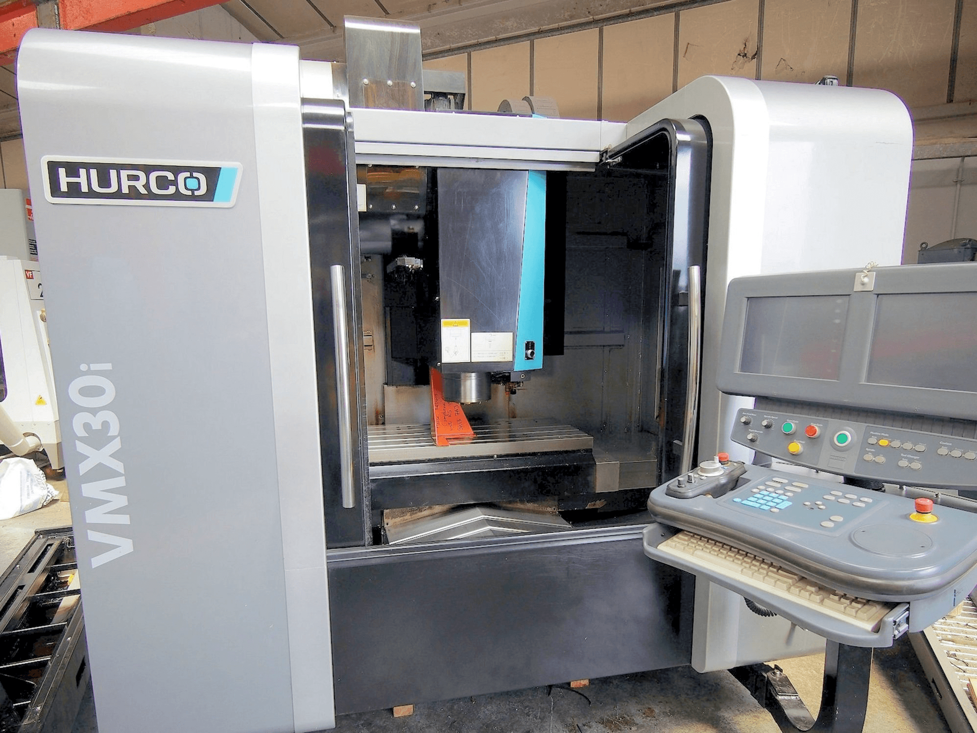 Vooraanzicht van Hurco VMX 30i machine