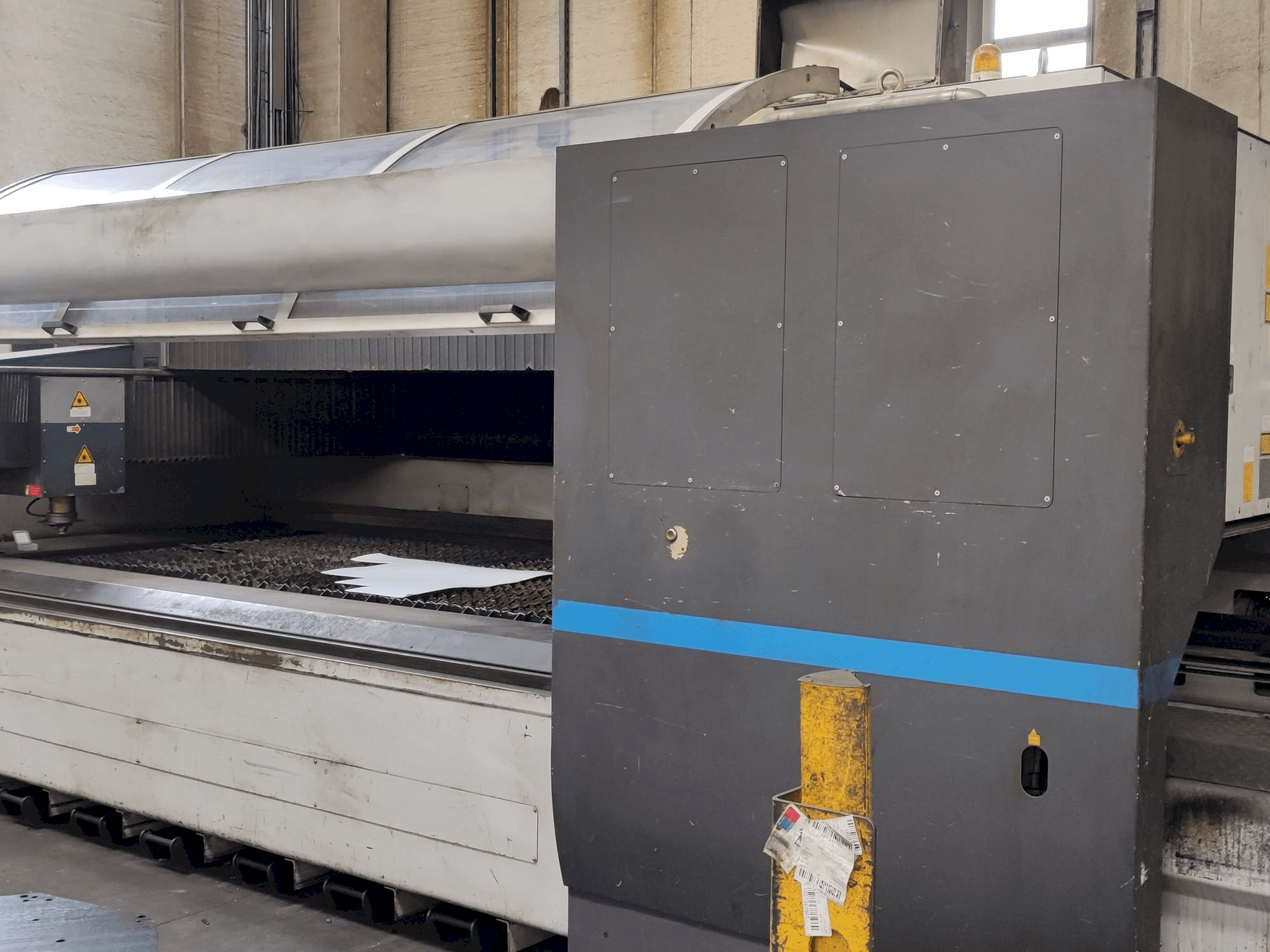 Vooraanzicht van LVD AXEL 3015 S machine