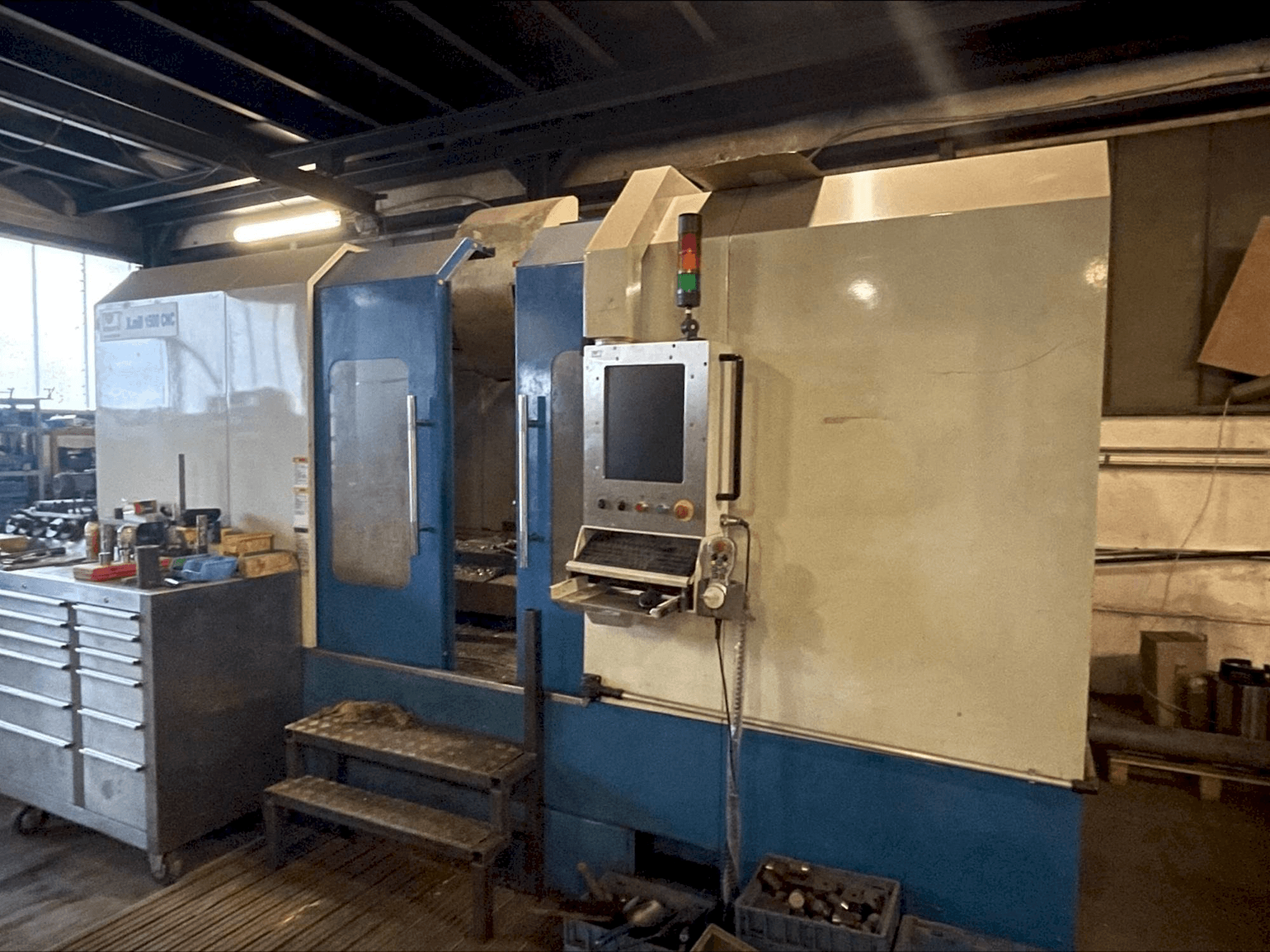 Vooraanzicht van KNUTH LL 1500 CNC machine
